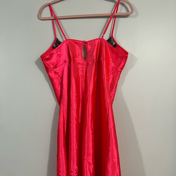 Hot pink satin nightgown - Picture 5 of 6